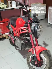  2 يوجد دراجه تعمل على الكهرباء بطاريات بواسطة شحن