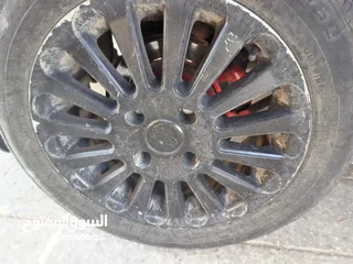  1 4 جنطات المنيوم  مع ثلث فردات كوشوك استعمال 8 اشهر بحالة الوكاله