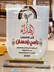  4 أعلام ميداليات وكؤوس بلايز يونيفورم ودروع تكريم