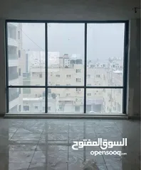  1 معرض للايجار ويمكن تقسيمه إلى مكاتب