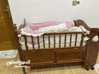  2 سرير طفل مع ملحقاته مندر ومصد طفل