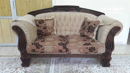  3 طقم كنب سبع مقاعد بحالة ممتازة جدا