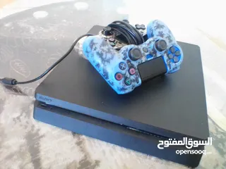  1 بلاي ستيشن 4 مع يدتين لا سلكية نخب  و سلكية أصلية مع كامل الأسلاك بحالة ممتازة مستعمل ثلاثه اشهر