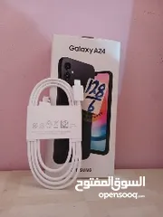  1 سامسونج a24 استعمال خفيف لم يتخطى عام آخره 7500 شامل الكرتونه وكابل الشاحن لم يخدش ولم يتم صيانته