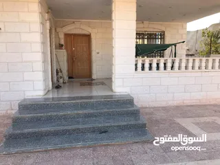  6 منزل مستقل شبه فيلا اربع واجهات حجر قريب من الشارع الرئيسي