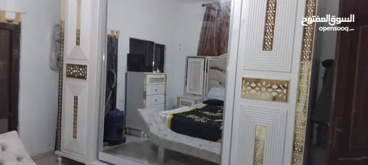  2 غرفة نوم مضيئه  لون ابيض مع ملحقات كما بالصور مستعملة.......