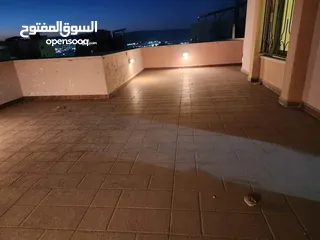  3 شقه طابقيه لها مدخلين وغرفه علي السطح