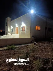  16 مزرعة 8 دونمات وبناء حجر فاخر 162 متر عمر البناء 5 سنوات