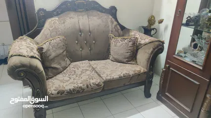  1 طقم كنب شبه جديد للبيع بسعر مغري جدا خشب قوي