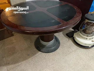  2 طاولة دائرية الشكل جلد وخشب