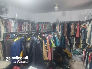  1 شروة محل البسة كامل مع الديكور والمناصب