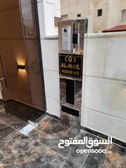  21 شقه مع رووف دوبلكس 220م للبيع جنوب كليه الطب لجامعه اليرموك خلف صيدليه الرازي وغرب دوار اللوازم