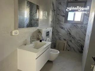  2 شقه فارغة للايجار لم تسكن من قبل وسط رام الله قرب الكليه الاهليه وشارع ركب