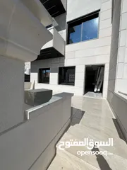  8 بالاقساط طابق ارضي مع ترس في تلاع العلي بتشطيب فندقي
