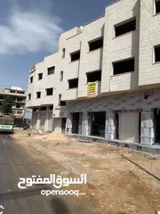 3 أبواب مخازن جديدة/كراجات / محلات غير مستخدمه فقط تركبت مع كامل اكسسوارات الباب للتركيب ومجاري الحديد