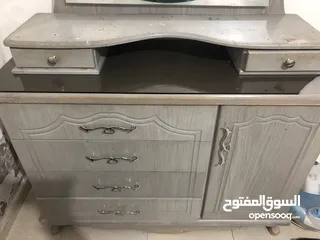  3 غرفة نوم لاتيه 2 كومادينة 1 ملحق خمس ادرج 1 بيرو وخزانه