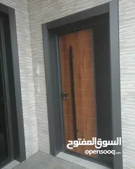  1 Luxury, entrance door