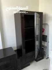  6 بوفيه ومزنون خشب زان مرتب وتقيل تفصيل  ومحلي لون اسود على بني تقريبا .. بحالة ممتازة شبه جديد