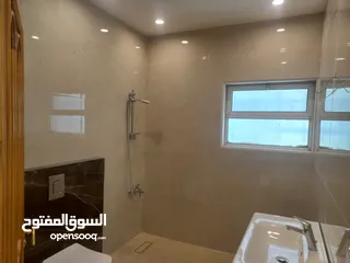  9 شقه فارغه للإيجار عبدون 200م  ط أرضي  حديقه 200م