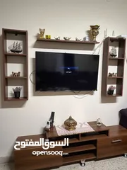  2 ديكور شاشة  2 ستاند رفوف  طاولة خزانتين ورفين بحالة ممتازة