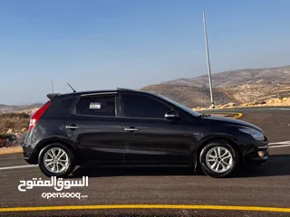  1 هنداي i30 (جير عادي )  يد ثانيه  ماطور جير كرتونه فل الفل  فحص ممتاز  غرفه جديده  فتحه سقف اصليه