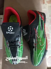  1 حذاء كرة  قدم  مريح ومميز بسعر حرق