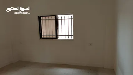  18 شقة أرضية في المنارة -شارع الحر بن عبد الرحمن - بقرب بقالة الصوالحي ومكتبة لؤلؤة الرحمن - من المالك