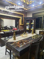 11 طاولة سفرة مع 8 كراسي ديكورات وخزانه ومرايه معها خزانه