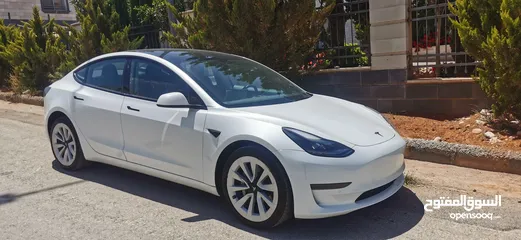  20 تيسلا موديل 3 استاندر بلص 2022 فحص كامل عداد قليل ابيض لؤلؤي مميزه مع جنطات 19