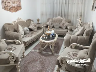  1 غرفة ضيوف مع طاوله سفرة ودنسوار