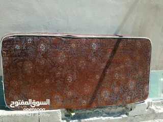  4 تخت حديد ثقيل بنطوي مع فرشة مطلوب 15دينار موجود بالرصيفه