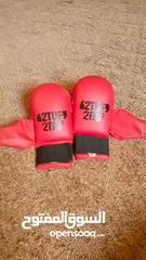  2 Kumite Gloves" أو قفازات القتال.