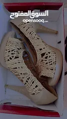  4 4 أحذية كعب نسائي  مستعملة مع بعض