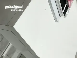  8 مكتب ايكيا مستعمل يوجد فيه خدوشات للبيع بسعر جيد
