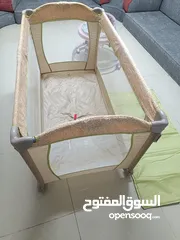  1 تخت بيبي نظيف جدا قابل للطي مثل ما هو وضح بالصور  عربايه مشي للاطفال تفتح وتسكر بحاله جيده جدا