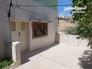  6 بيت مستقل للايجار 130 متر خمس غرف ومطبخ وحمام لديه برنده كبيره حوله شجر مثمر والمنطقه هادئة 140دينار
