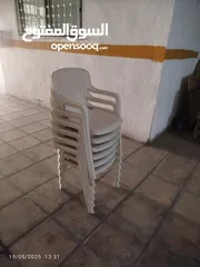  5 طاوله مستطيل مع طاوله زاويه يمكن الحاقها بها كما في الصوره كراسي بعجال عدد 3  كراسي بلاستيك عدد 12