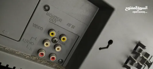  4 تلفزيون 21 بوصة باناسونيك للبيع،،،مع طاولته،،،،