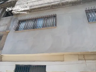  5 منزل مستقل مكون من طابقين مع سطح  في مخيم عسكر القديم  شارع العياده