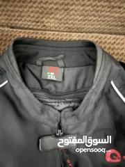 3 جكيت دراجة نارية عدد 2 الاسود حجم xl صيفي + شتوي  الجكيت الاسود و احمر حجم xs صيفي  طبعن بحالة نظيفة