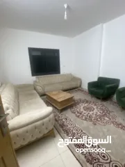  1 طقم كنب ابيض مع اخضرمستعمل فقط   وفي احتمال المناقشه في السعر