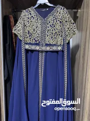  3 فستان باللون الكحلي والذهبي للبيع بسعر رمزي