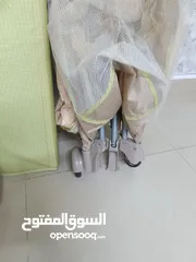  2 تخت بيبي نظيف جدا قابل للطي مثل ما هو وضح بالصور  عربايه مشي للاطفال تفتح وتسكر بحاله جيده جدا