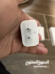  3 شواحن ايفون للبيع مع power bank اصلي ابل
