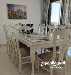  10 طقم كنب 7 مقاعد ، نيو كلاسيك مع طقم طاولات ، وغرفة سفرة فرنسي مع فضية وملحق ومراي ، بحالة ممتازة جدا
