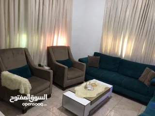  2 طقم كنب بحالة ممتازة