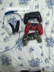  1 3 fully functioning controllers and 1 headset. For ps4 and ps5