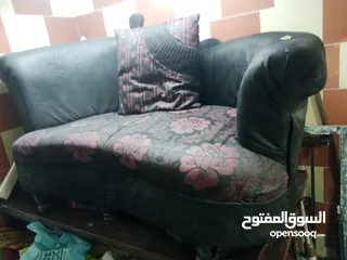  2 كنب مكتبي أو صاله صغيره نضيف كثير.