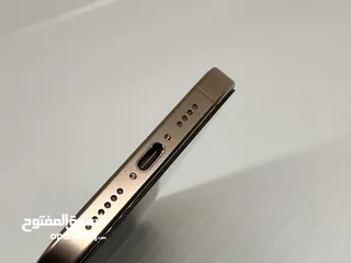  12 iPhone 16 Pro Max مشحون 17 مرة فقط شبه جديد