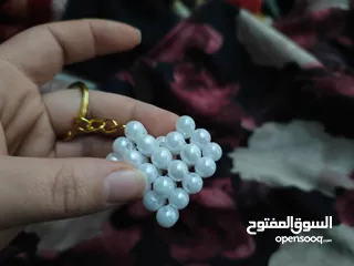  23 ميداليات واساور وتوزيعات أعراس وحقائب من الخرز